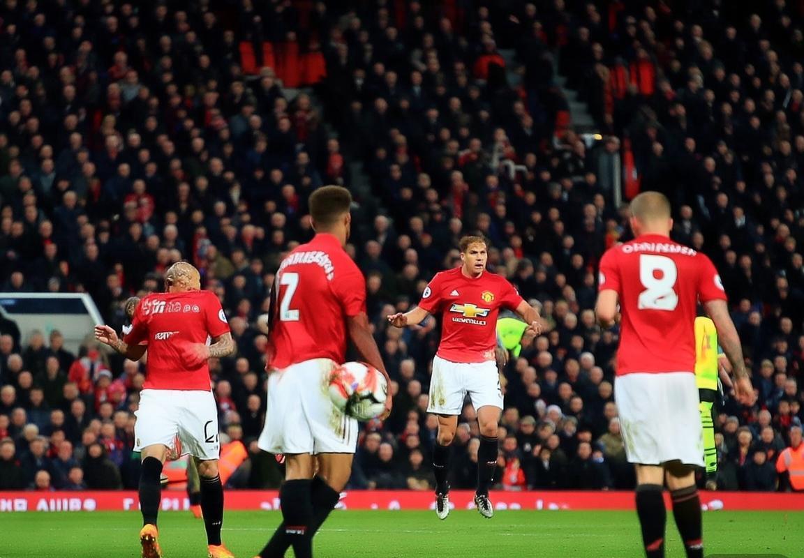 曼联4-4伯恩茅斯：老特拉福德进球盛宴，红魔防线危机四伏